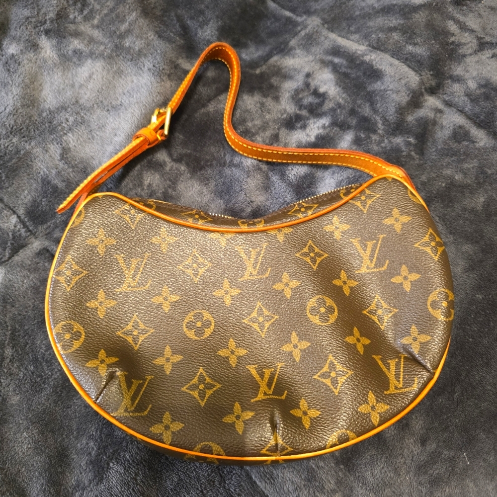 Authentic LOUIS VUITTON Croissant PM leather handbag, Excellent Condition